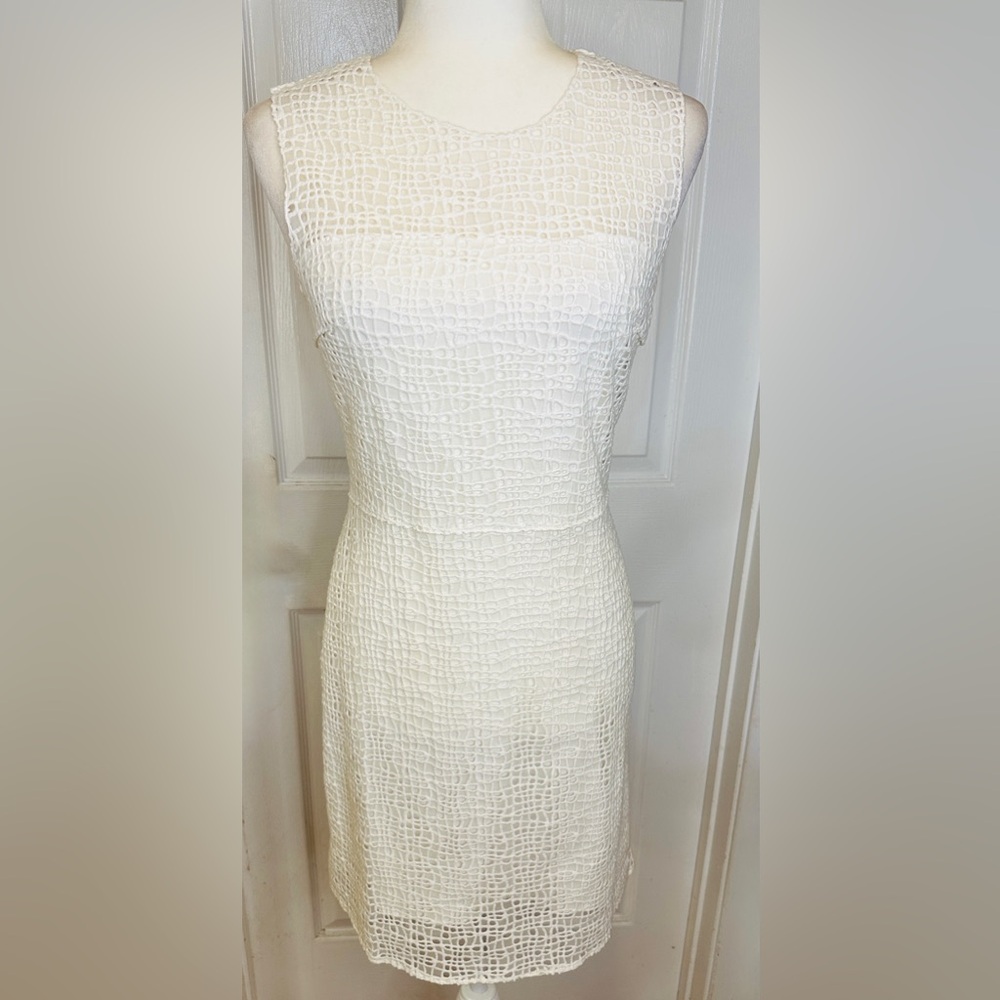 Elie Tahari Dress White Crocheted  Sleeveless Knee Length Sheath size 2